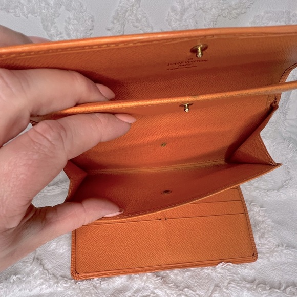 LOUIS VUITTON • MANDARIN EPI • INTERNATIONAL TRIFOLD WALLET - Picture 10 of 10